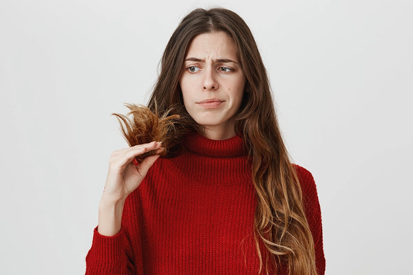 donna con capelli rovinati