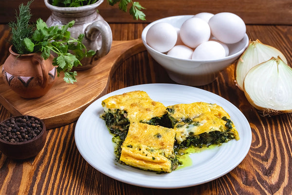 frittata e uova su tavolo di legno scuro