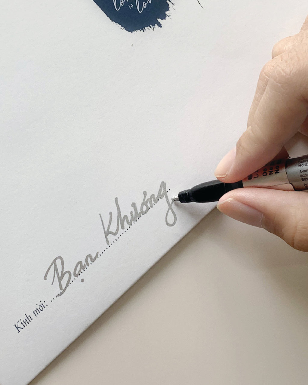 Bút Kim Tuyến luôn là một lựa chọn tuyệt vời cho bút viết thiệp cưới. Tính đến năm 2024, Bút Kim Tuyến đã trở nên phổ biến hơn và có nhiều kiểu dáng và màu sắc cho bạn lựa chọn. Hãy để Bút Kim Tuyến tạo ra những nét chữ hoàn hảo cho thiệp cưới của bạn.