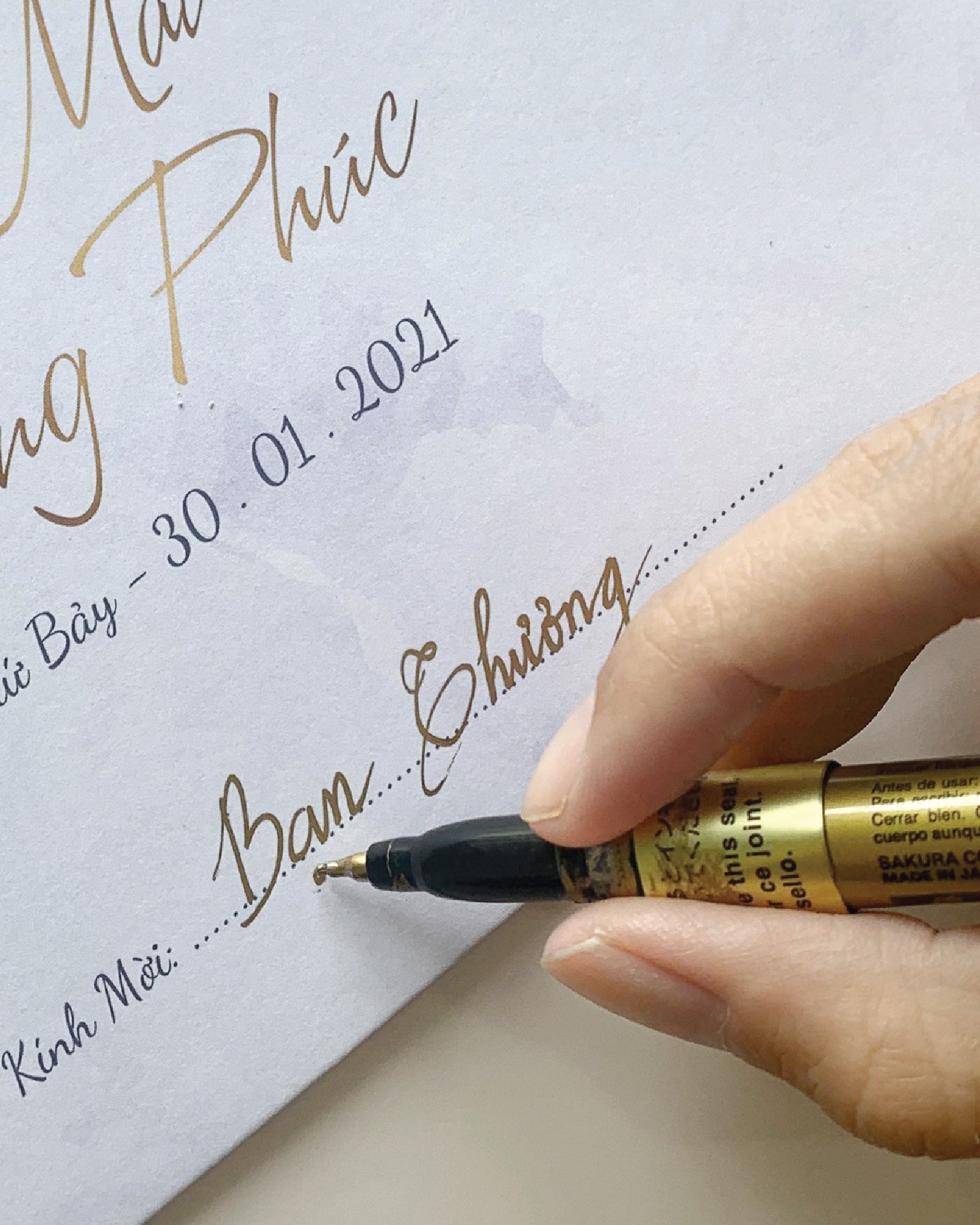 Bút Kim Tuyến: Bút Kim Tuyến là một loại bút đầy cảm hứng mang đến cho bạn sự tự do để tạo ra các tác phẩm nghệ thuật đẹp mắt nhất. Với chiếc bút này, bạn có thể viết, vẽ và sáng tạo vô tận theo cách của riêng mình. Hãy trang bị cho mình một chiếc bút Kim Tuyến và bắt đầu khám phá văn hóa nghệ thuật Việt Nam.