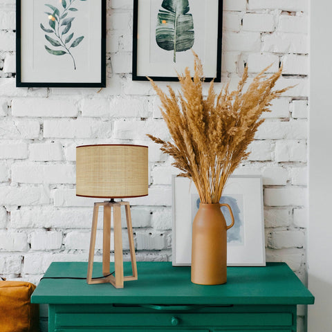 une lampe à poser en bois naturel