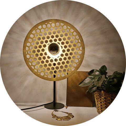 Une Lampe à Poser Dorée, de forme circulaire, originale et éco-responsable.