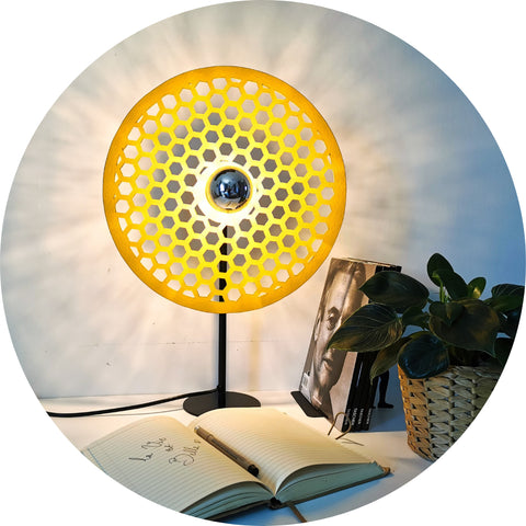 Une Lampe à Poser Jaune, circulaire, éco-responsable.