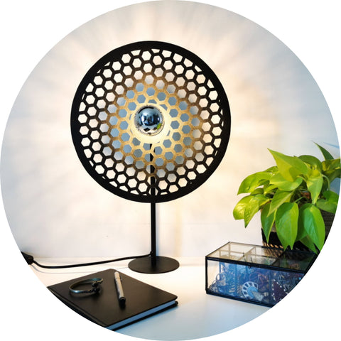 Une Lampe Articulé noire avec un design "nid d'abeille".