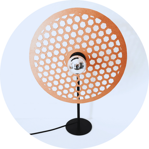 une lampe articulée, avec un abat circulaire de couleur cuivre