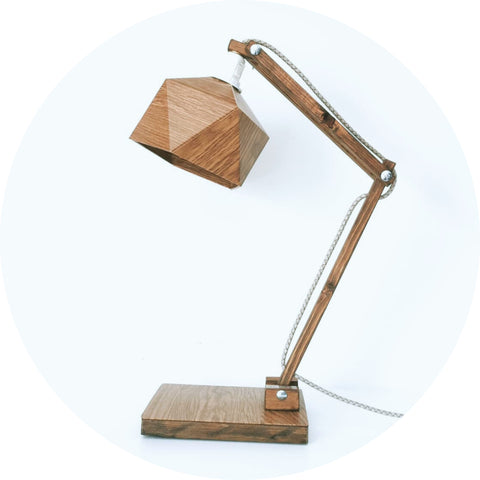 un lampadaire de bureau design de couleur bois