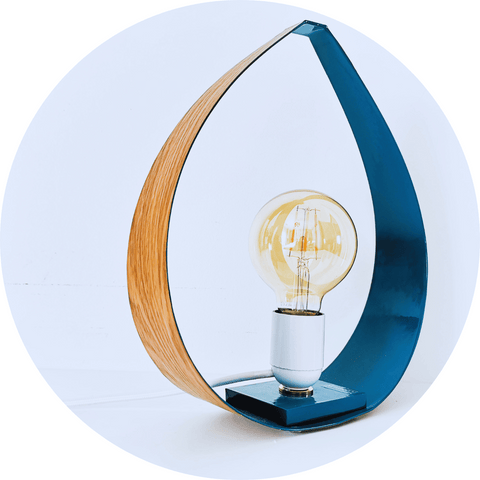 Une Lampe de Chevet Tendance, en forme de goutte d'eau et couleur bleu pétrole.