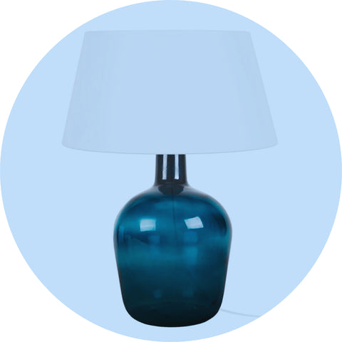 Une lampe de chevet en forme de bouteille couleur bleu foncé