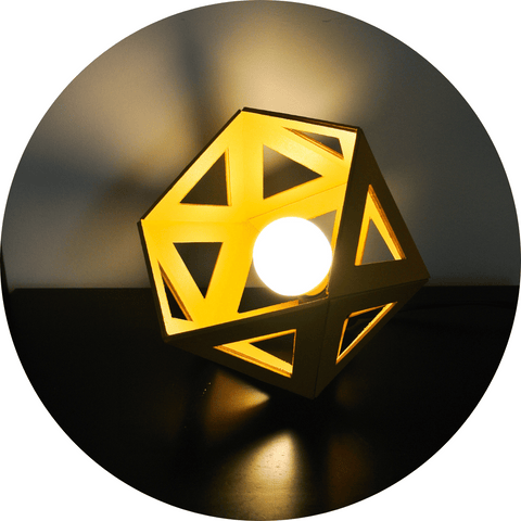 une lampe de chevet géométrique de couleur jaune