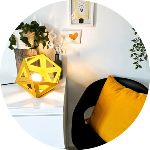 une lampe de chevet en forme hexagonal de couleur jaune moutarde