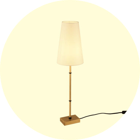 Une Lampe de Chevet en Laiton Doré. Une lampe au style classique et indémodable.