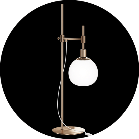 une lampe de chevet en laiton, globe blanc