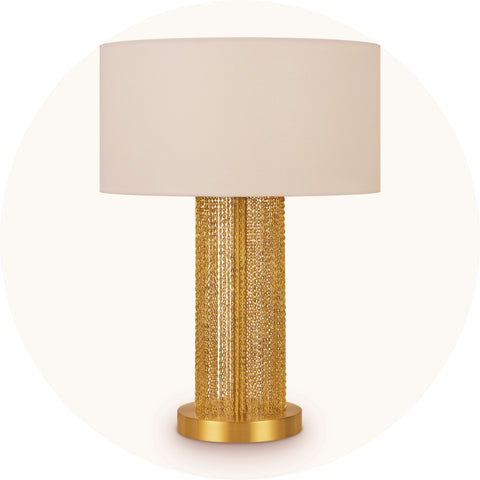 Une Lampe de Chevet au Design Luxueux de couleur or avec un abat jour blanc.