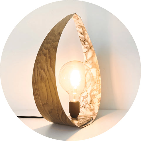 Une Lampe de Chevet au Design Italien grâce à sa couleur marbre.