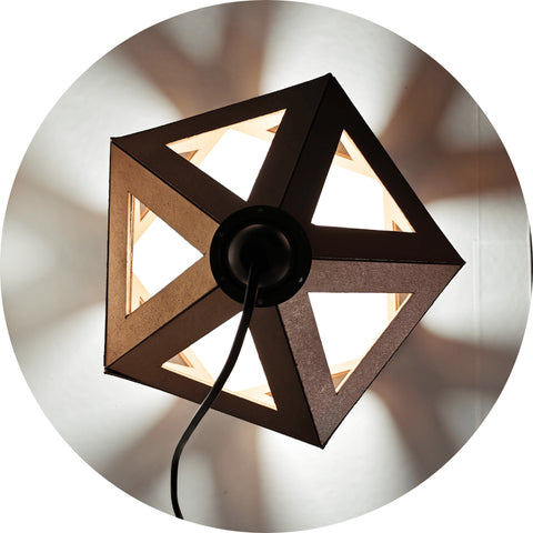 Une Lampe de Chevet en Origami de couleur cuivre.