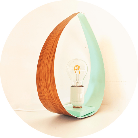 Une Lampe de Chevet Originale en forme de goutte d'eau et de couleur bleu menthe.