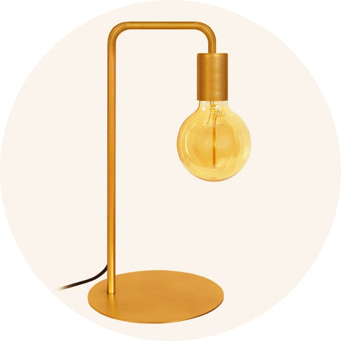 Une lampe de chevet vintage industrielle de couleur doré