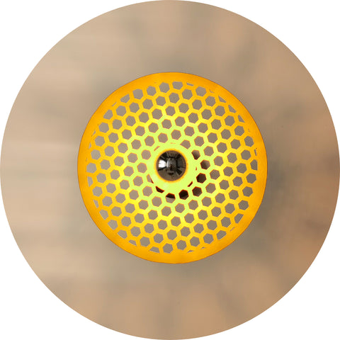 Une lampe suspendue circulaire de couleur jaune moutarde