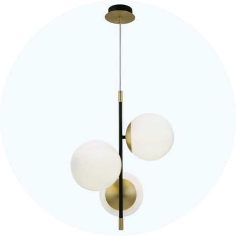 Une lampe suspendue au style moderne munie de trois globes en verre.