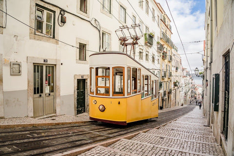 une image du tram dans le vieux Lisbonne