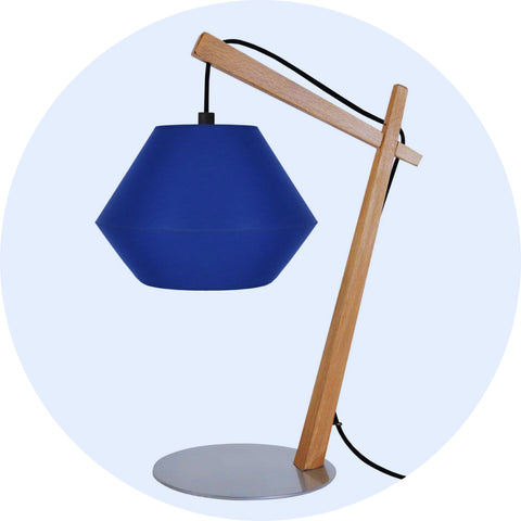 Une petite lampe de bureau de couleur bleu/taupe.