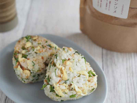 Egg and carrot leaf rice balls