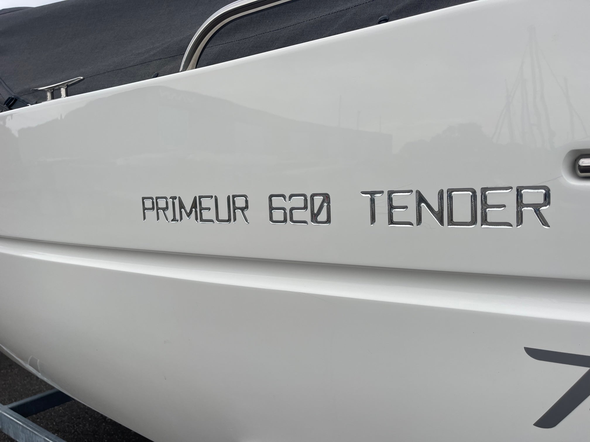 Primeur 620 tender met Suzuki 40/60 pk montage