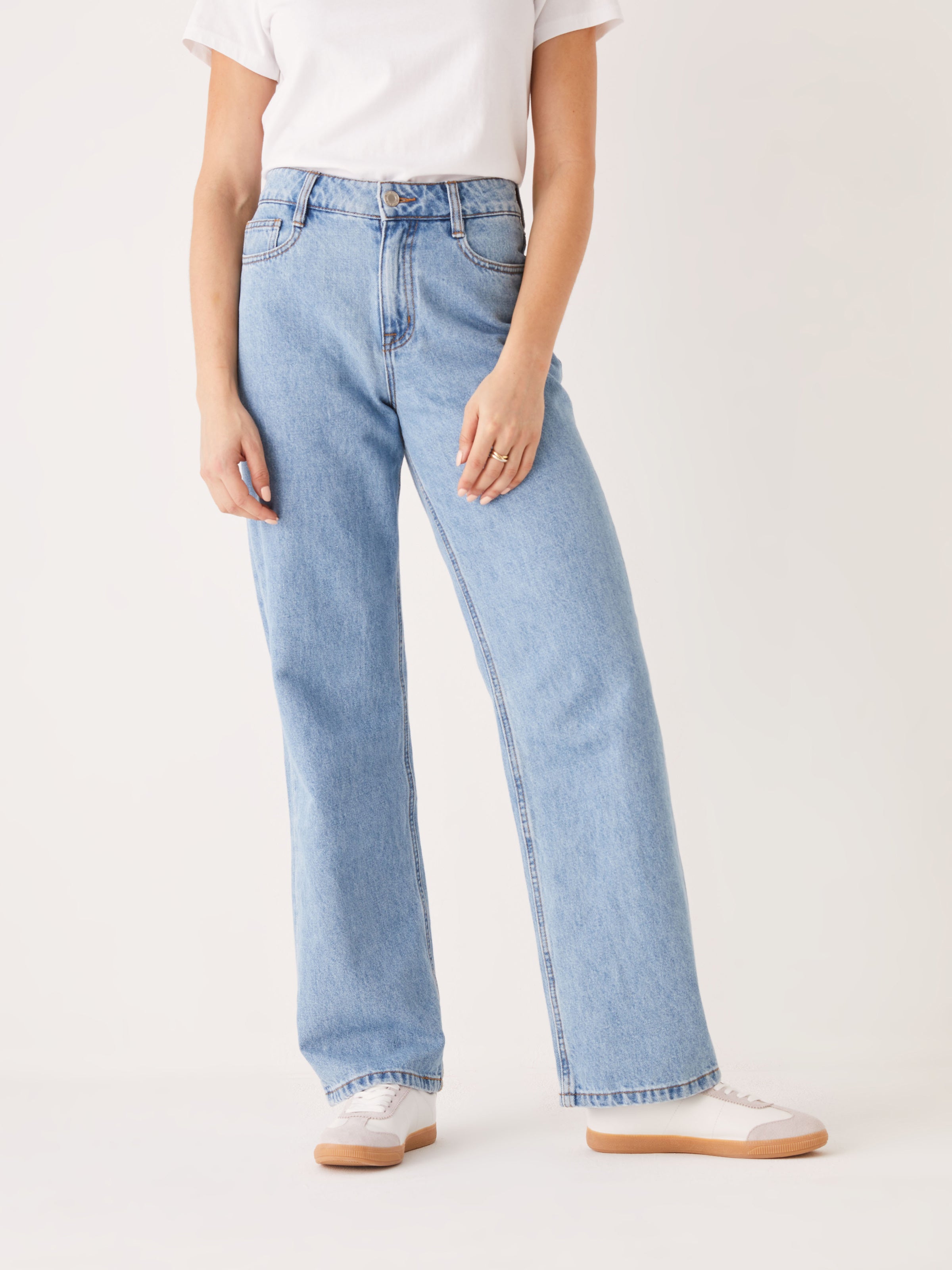 The Mid Rise Courtney Loose Fit Jean in Light Indigo – Frank And