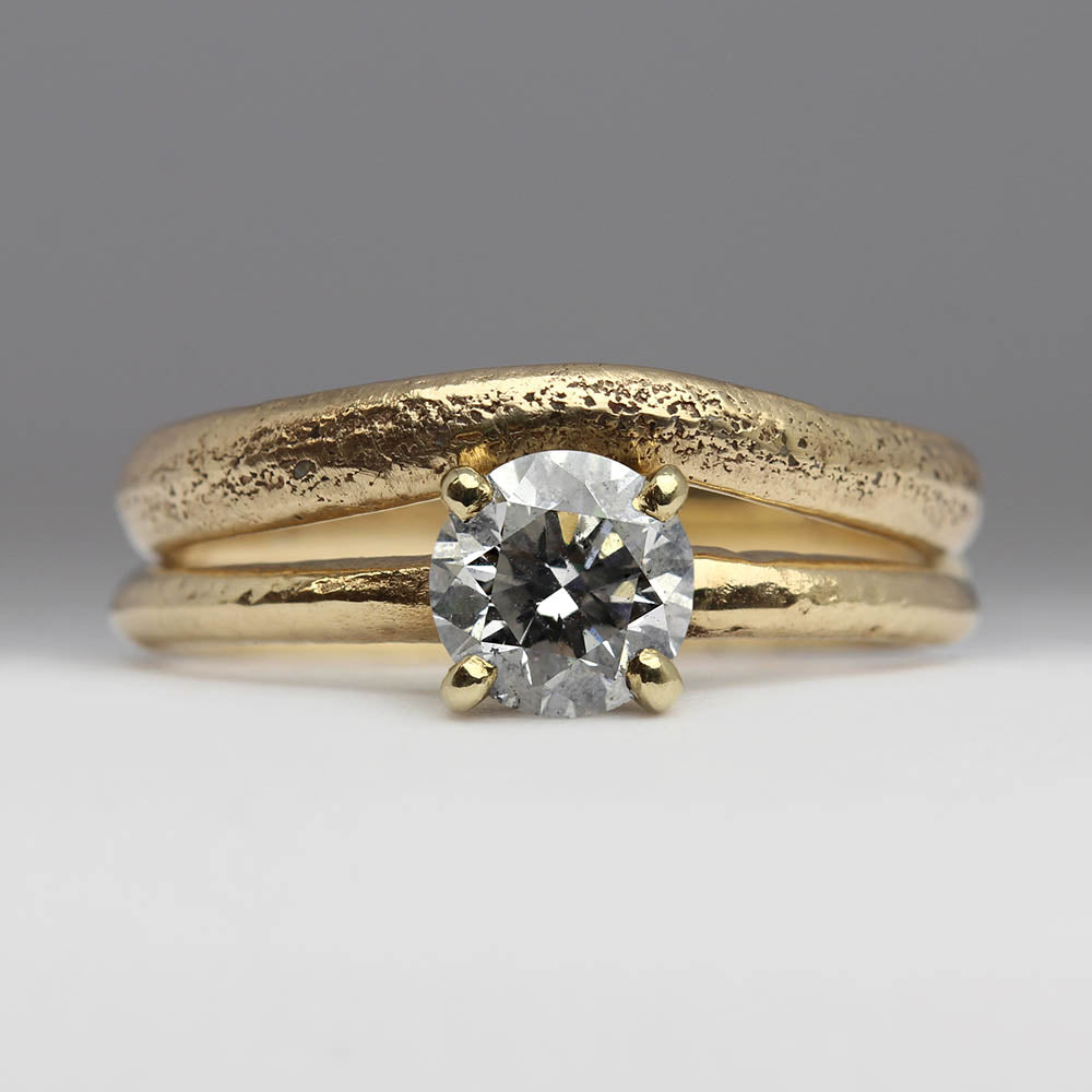 Wavy wedding ring in sandcast yellow gold