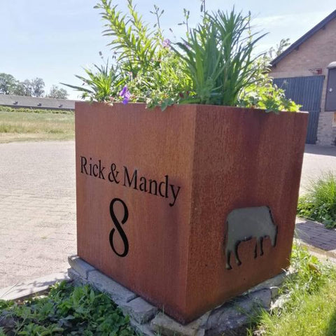 Cortenstalen plantenbak met familienaam, logo en huisnummer