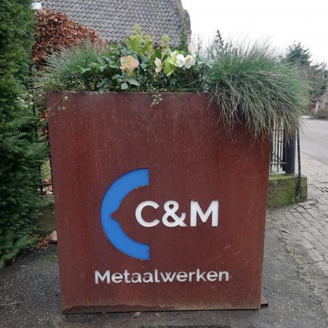 Gekleurd logo in bedrijfsbord bloembak