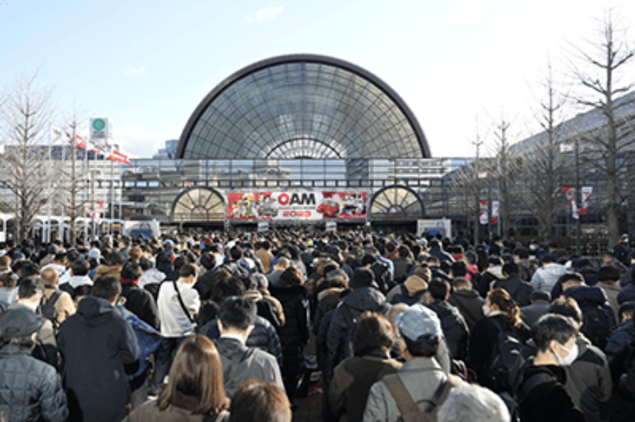 people lining up to get into Osaka Auto Messe