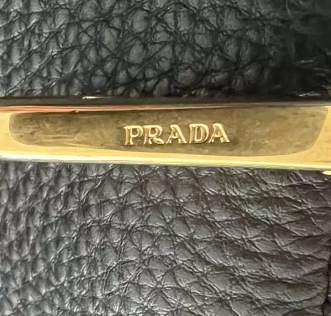 Prada Hardware Logo prüfen