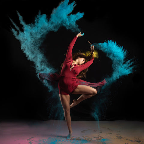 Tänzerin Gioya Gopie beim Farbpulver-Shooting für Perfecte Plaatje