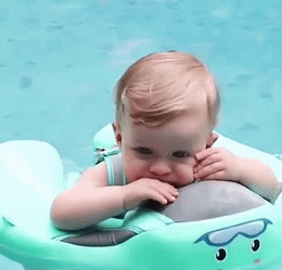 Criança nadando com a boia para bebês com proteção solar
