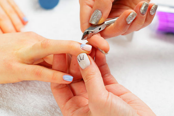 how to hold cuticle nippers