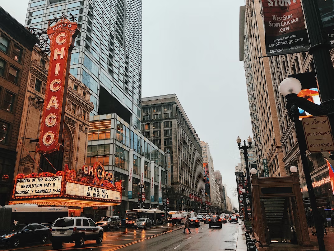 A Chicago city street, where Illinois kratom is legal