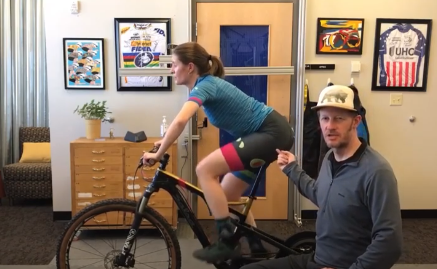 female cyclist demonstrates over rotation of the hips on a mountain bike