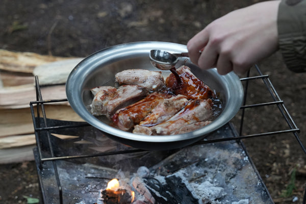 マルポットに必要な調味料を加えている様子