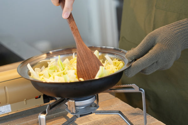 Stir-frying cabbage and onions in Marupot