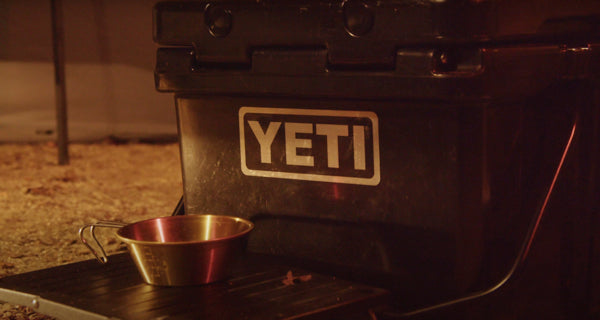 YETIのクーラーボックスとTOKYO CRAFTSの真鍮シェラカップ