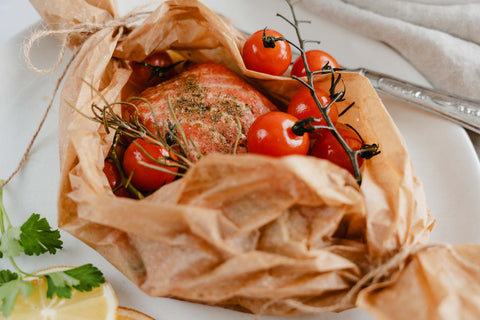 Veganer Lachs im Päckchen mit Tomatensalsa