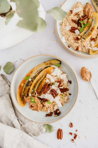 schnelle, einfache (vegane) Banana Spice Porridge Bowl mit glacierter Banane