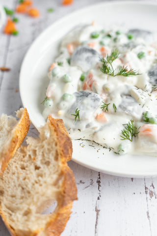 Heringsalat mit Brot