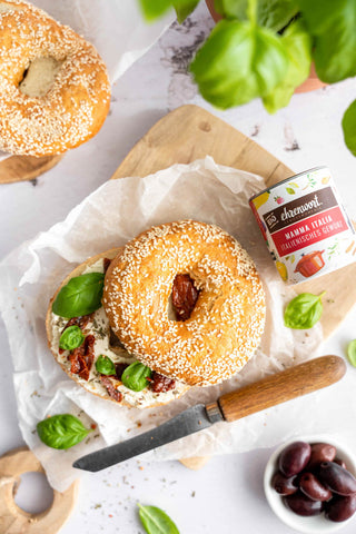 Gefüllter Bagel mit Frischkäse und ehrenwort. BIO Mamma Italia Italienisches Gewürz