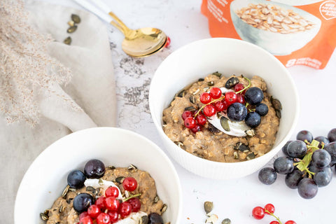 Herbstliche Rezeptidee: Pumpkin Spice Porridge mit Ziegenkäse, Honig & Kürbiskernen mit BIO Porridge von ehrenwort. Genussmomente