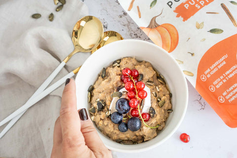 Herbstliche Rezeptidee: Pumpkin Spice Porridge mit Ziegenkäse, Honig & Kürbiskernen mit BIO Porridge von ehrenwort. Genussmomente