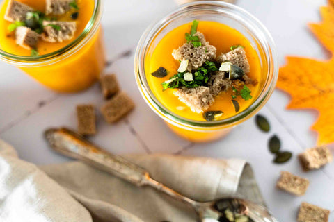 Pumpkin Spice Kürbiscreme Suppe mit Besteck