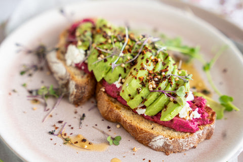 Kreatives Avocado Rezept: Avocado Brot mit Rote Rüben Hummus & Feta, und BIO Über Drüber Avocado Topping von ehrenwort. Genussmomente und Bio Spice Oil von NOAN