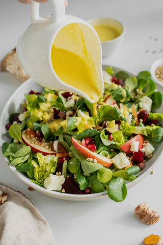 Wintersalat mit Ingwer Dressing ausgießen